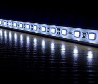 Impermeabilizzi il lato 2835 che emette il profilo di alluminio termoresistente delle lampade fluorescenti del LED